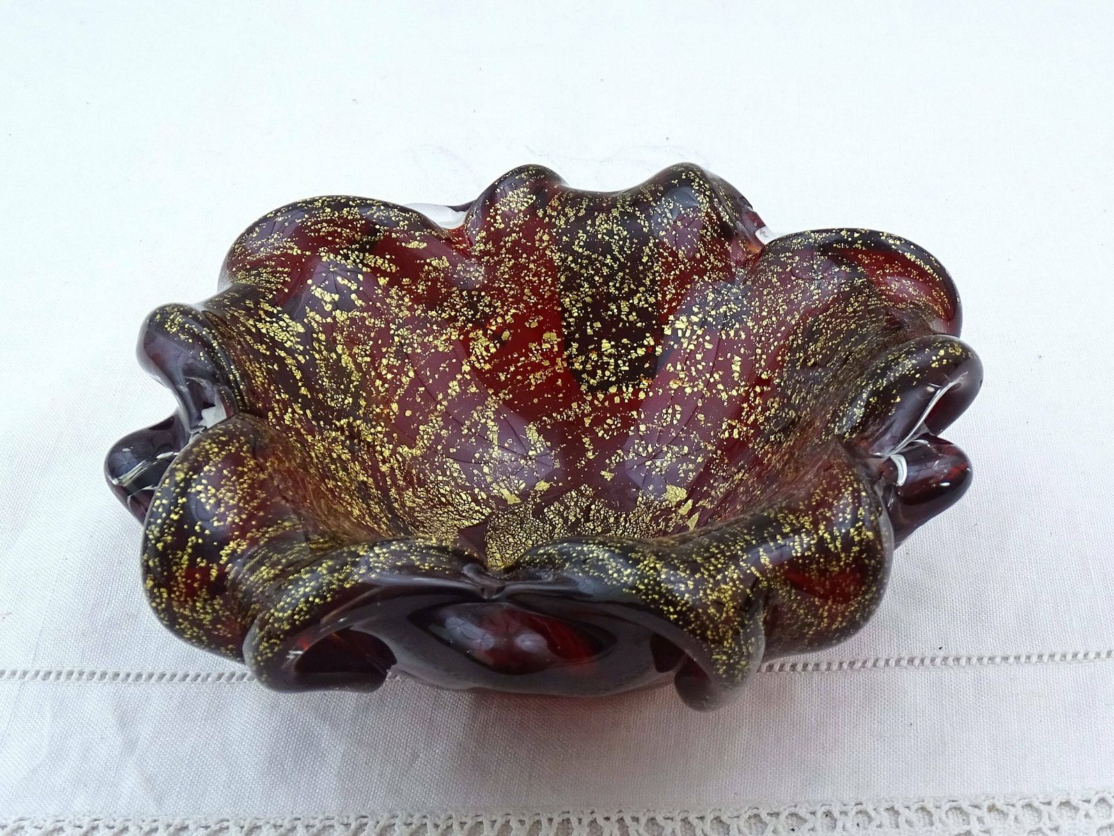 Grote vintage mid-century Italiaanse Murano schaal van rood en helder glas met goudvlokken, retro jaren 1960 glaswerk sigarenasschaal uit Venetië, Italië photo vintage