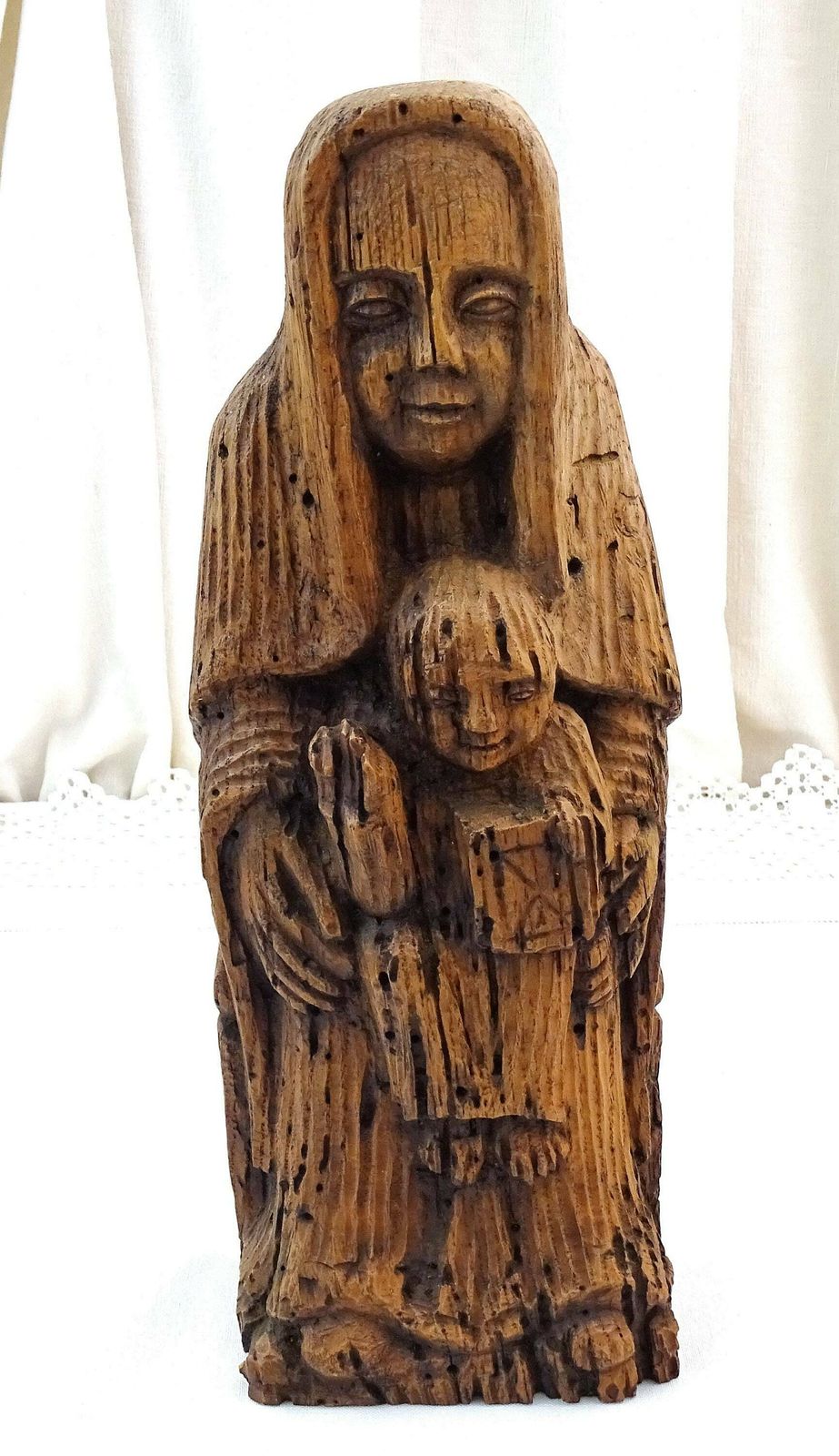 Vintage Franse Reproductie Van Een Houten Gebeeldhouwd Beeld Van Maria Met Kind Uit De 12e Eeuw, Retro Religieus Historisch Sculptuur Uit Frankrijk photo buy