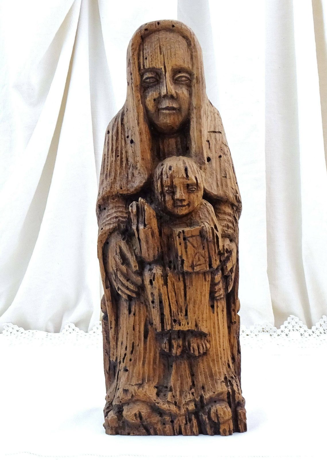 Vintage Franse Reproductie Van Een Houten Gebeeldhouwd Beeld Van Maria Met Kind Uit De 12e Eeuw, Retro Religieus Historisch Sculptuur Uit Frankrijk photo vintage