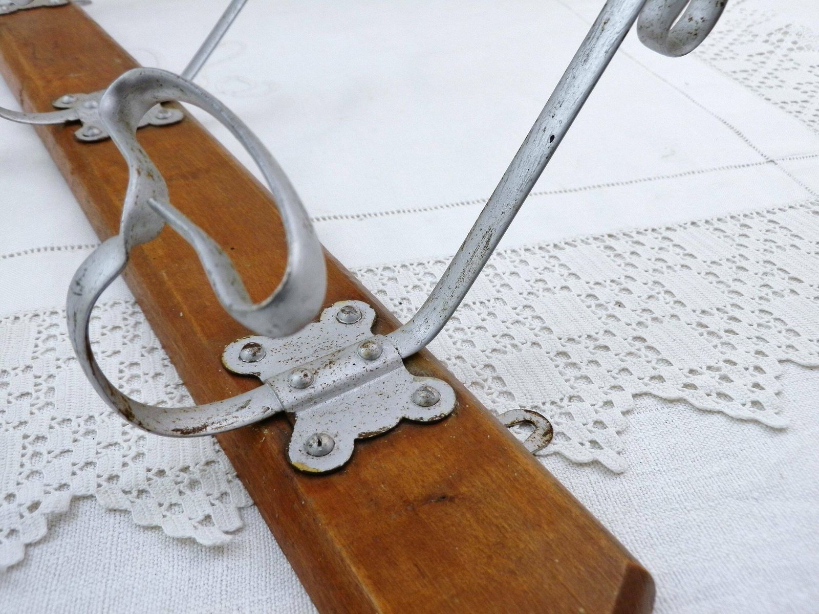 Antieke Franse Kapstok Van Hout En Metaal Met 3 Haken, Landelijke Stijl – Geschikt Als Garderobe Of Badkameraccessoire photo for sale