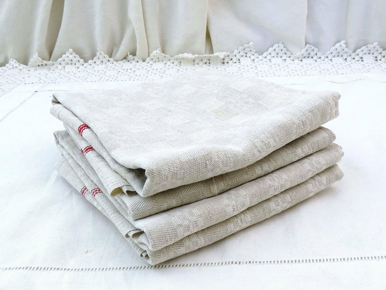 Set Van 4 Vintage Franse Traditionele Katoenen Theedoeken Met Rode Bies En Monogram, Retro Landelijke Keukendoeken Uit Frankrijk photo for sale