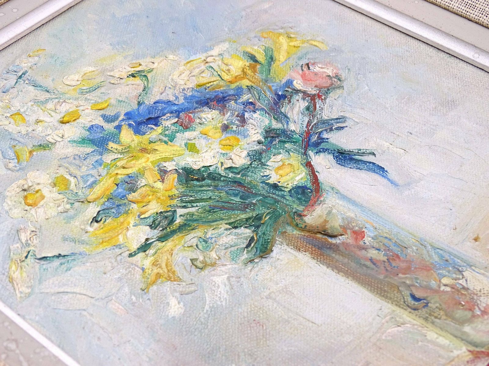 Vintage Frans ingelijst handgeschilderd olieverf op doek – bloemenstilleven met gele bloemen in een vaas, wanddecoratie photo vinterior