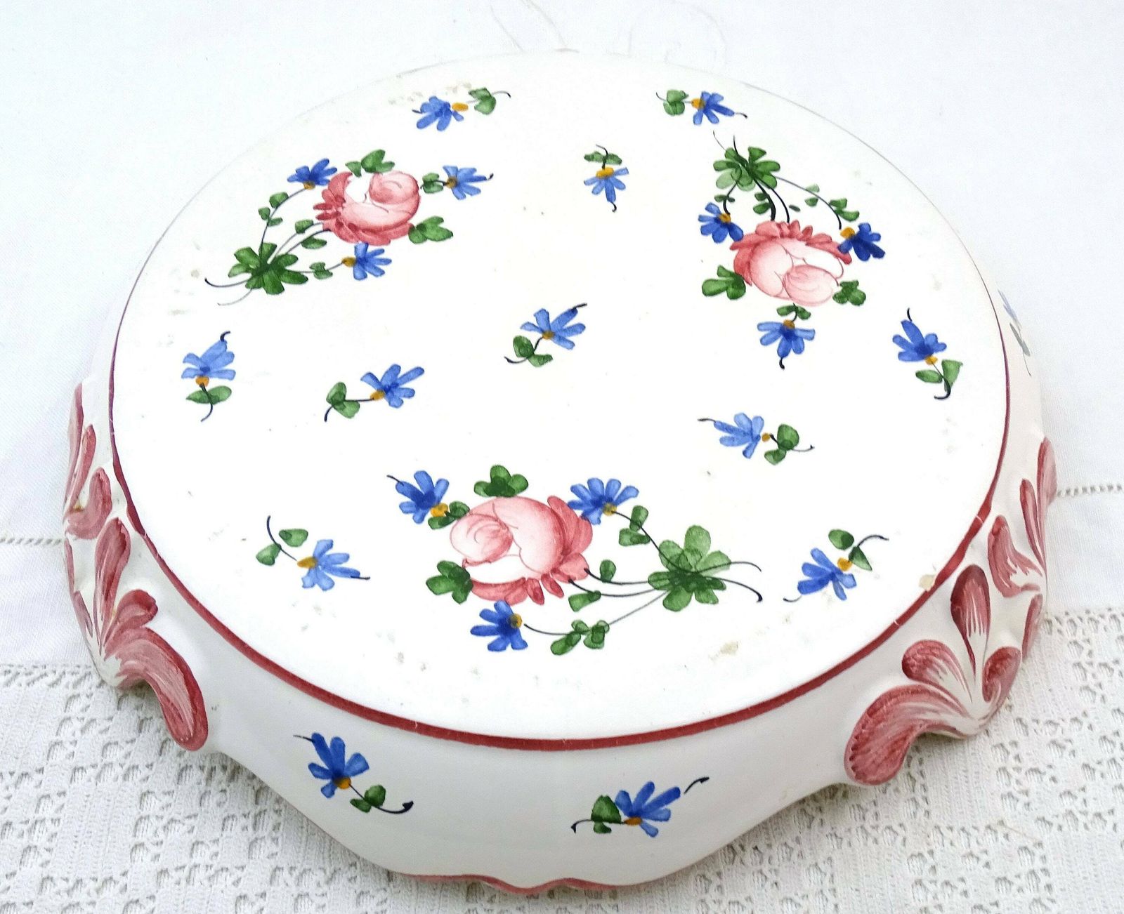 Grote Vintage Franse Onderzetter Of Plantenpot Standaard In Traditionele Stijl, Keramiek Met Handgeschilderd Rozenpatroon In Roze, Retro photo furniture