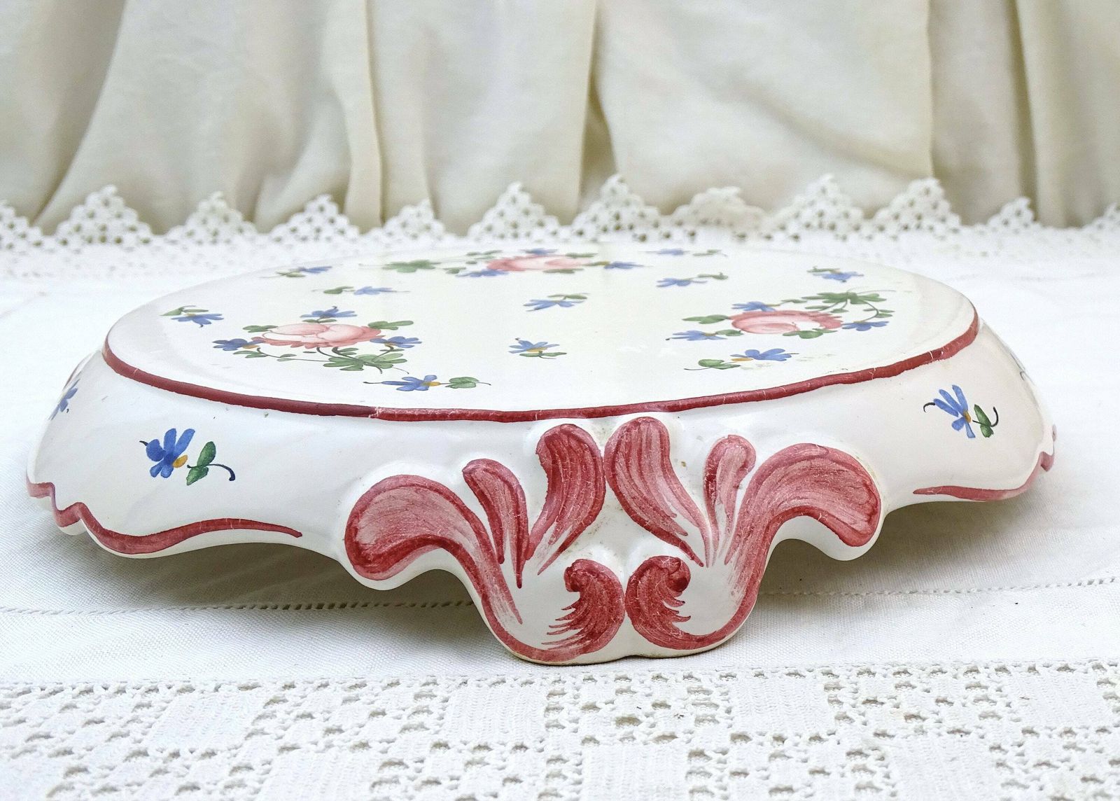Grote Vintage Franse Onderzetter Of Plantenpot Standaard In Traditionele Stijl, Keramiek Met Handgeschilderd Rozenpatroon In Roze, Retro photo vinterior