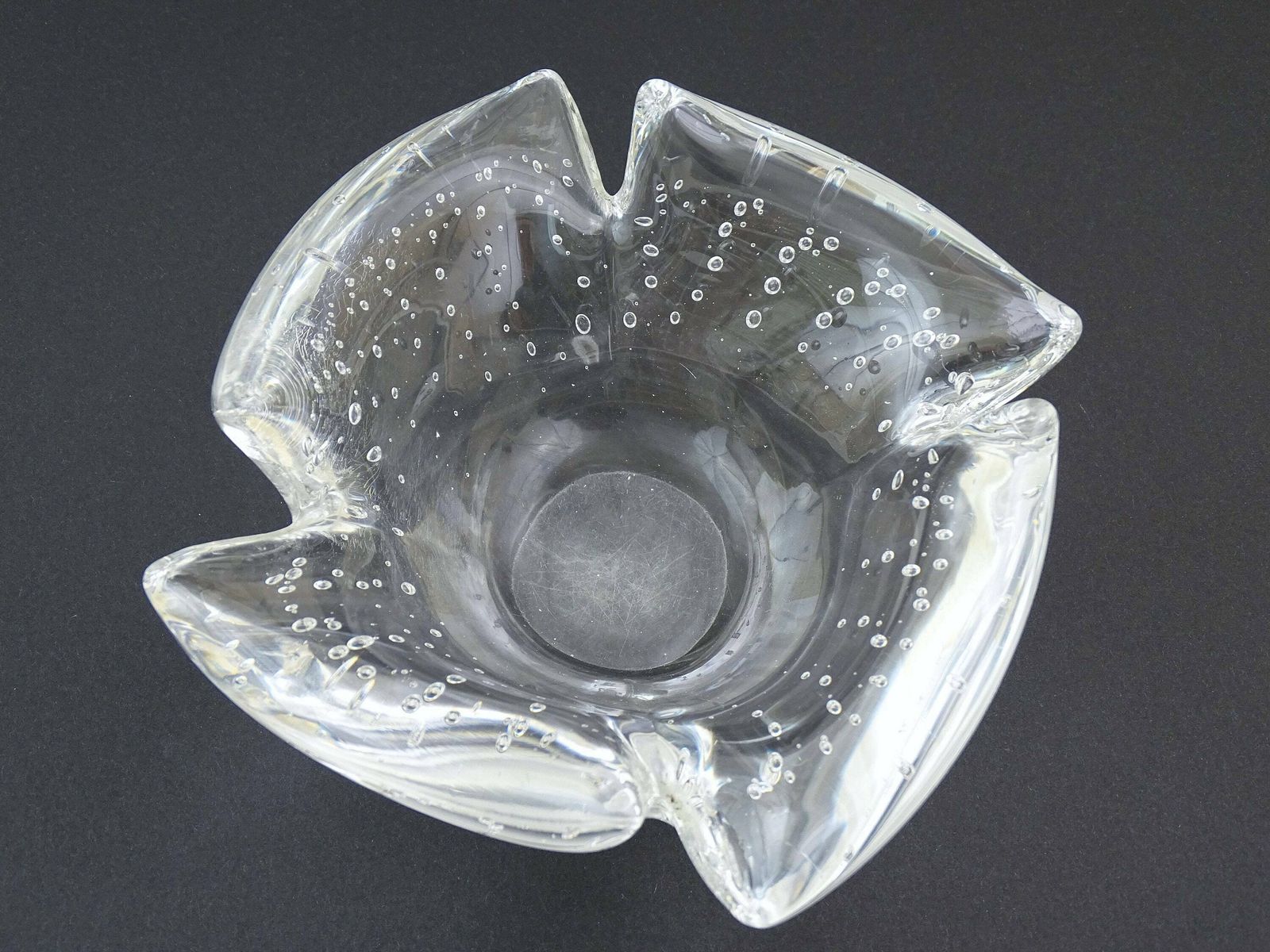 Grote Vintage Mid Century Asbak In Murano Stijl – Bullicante Dikwandig Kunstglas / Kristalglas Met Ingesloten Luchtbellen, Studio Glass Vide Poche photo for sale