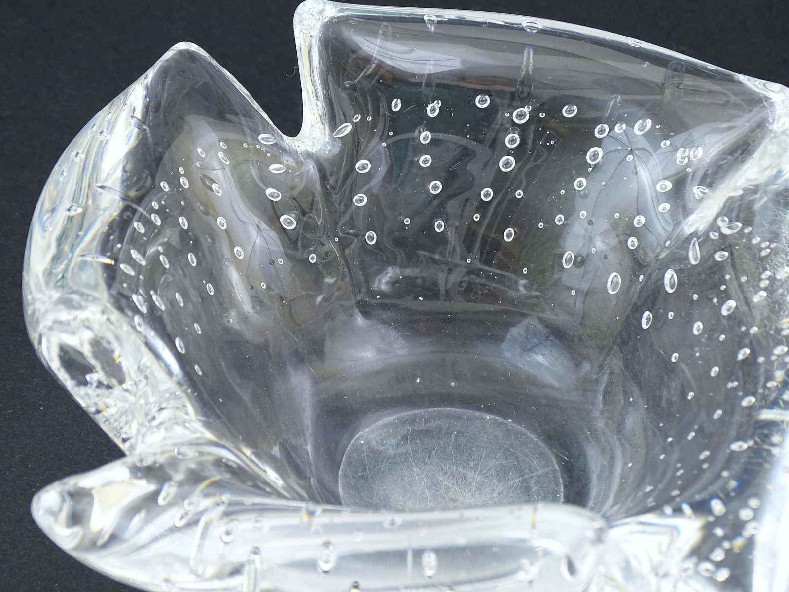 Grote Vintage Mid Century Asbak In Murano Stijl – Bullicante Dikwandig Kunstglas / Kristalglas Met Ingesloten Luchtbellen, Studio Glass Vide Poche photo vinterior