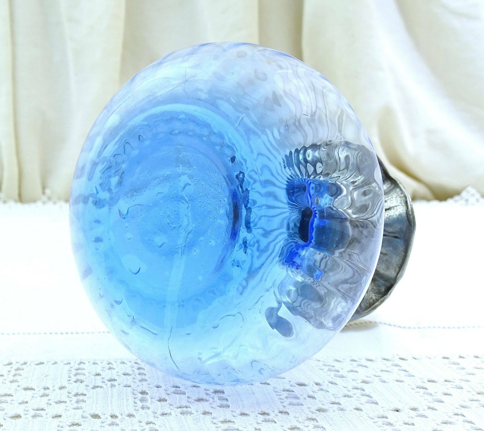 Flacon d'eau de cologne vintage en verre bleu, bouchon fleur en étain, France photo vinterior