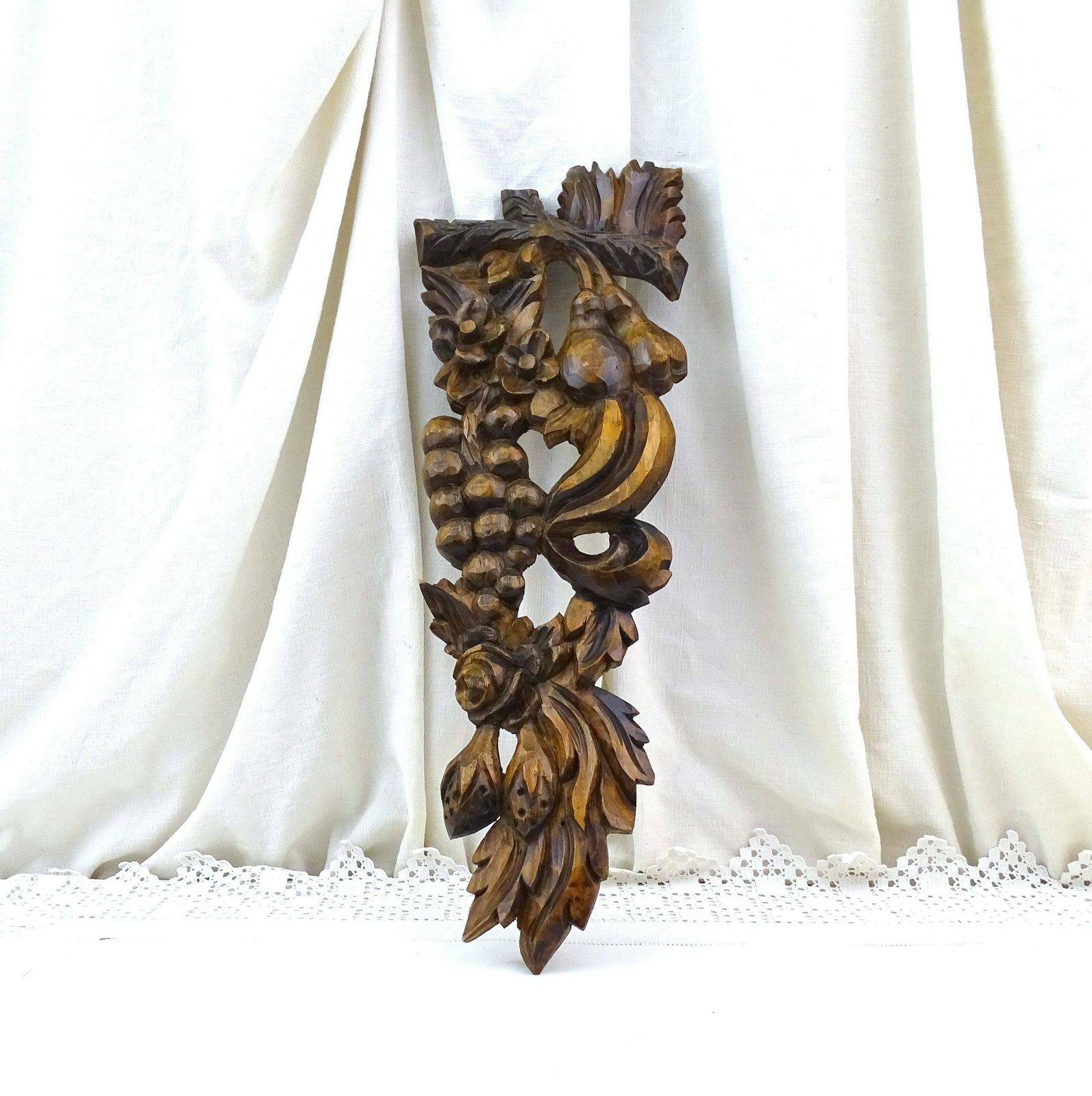 Antiek Frans Gesneden Wandpaneel Met Oogstmotief – Druiven, Peren En Bloemen In Gebeitst Hout, Vintage Houten Paneel Met Fruitdecoratie Uit Frankrijk