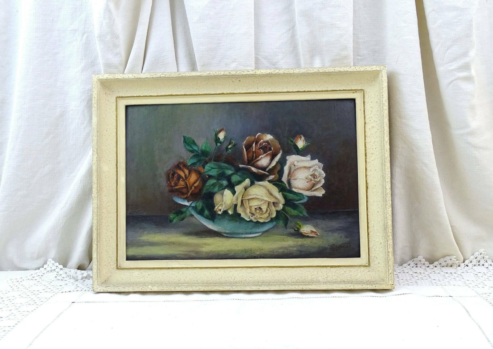 Vintage Frans Ingelijst Olieverfschilderij Stilleven Rozen In Schaal, Mid Century Handgeschilderd Bloemstuk, Frankrijk