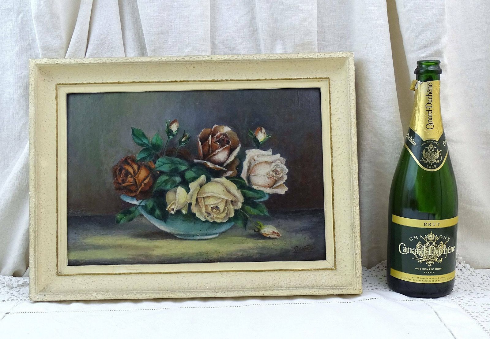 Vintage Frans Ingelijst Olieverfschilderij Stilleven Rozen In Schaal, Mid Century Handgeschilderd Bloemstuk, Frankrijk photo for sale