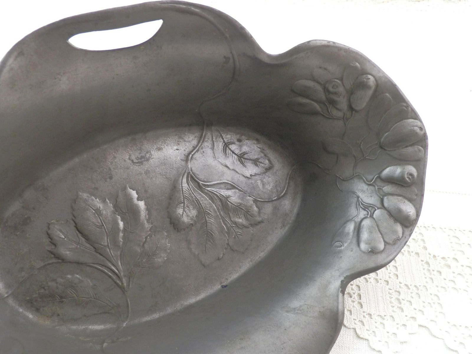 Antiek Art Nouveau Jugendstil Tinnen Schaal Van Osiris, Duitsland 1902, Met Gedreven Bladpatroon – Vintage Metalen Fruitschaal, Brocante Woondecoratie photo vinterior