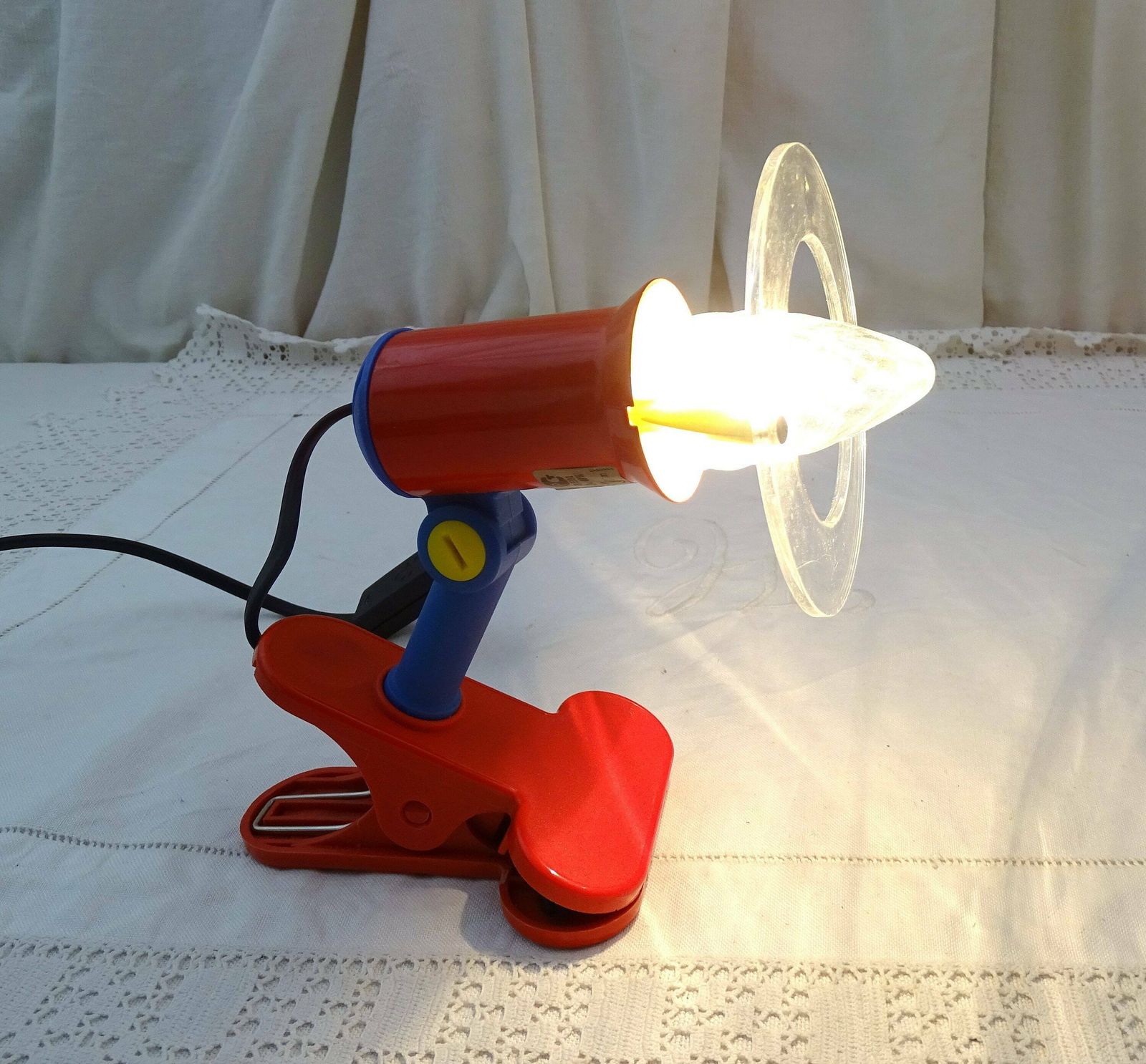 Vintage Pgt Bureaulamp Uit De Jaren 1980 In Felrood, Blauw En Geel – Retro Memphis Groupe Stijl Verlichting, Decoratief Kantooraccessoire photo furniture