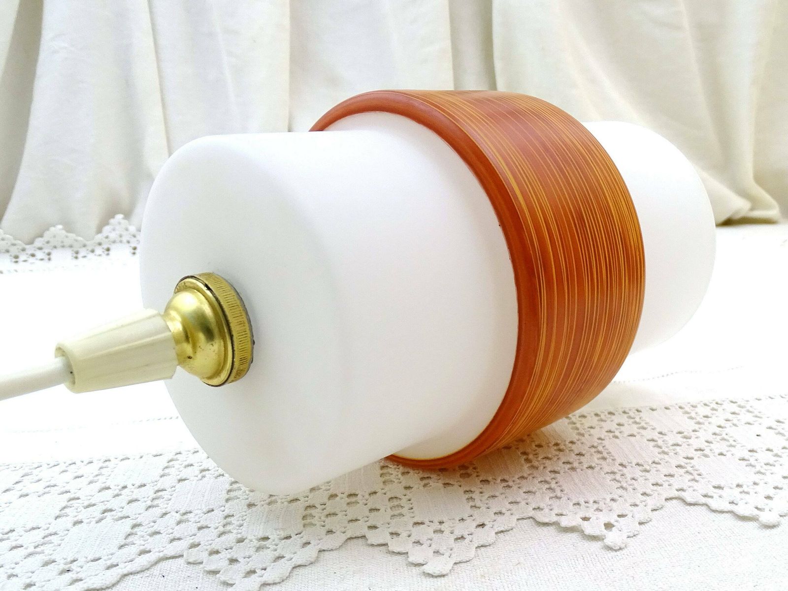 Vintage Franse Mid Century Modern Bevroren Cilindrische Witte Glazen Hanglampkap Met Rode Band, Retro Jaren 60 Plafondverlichting Uit Frankrijk photo vinterior