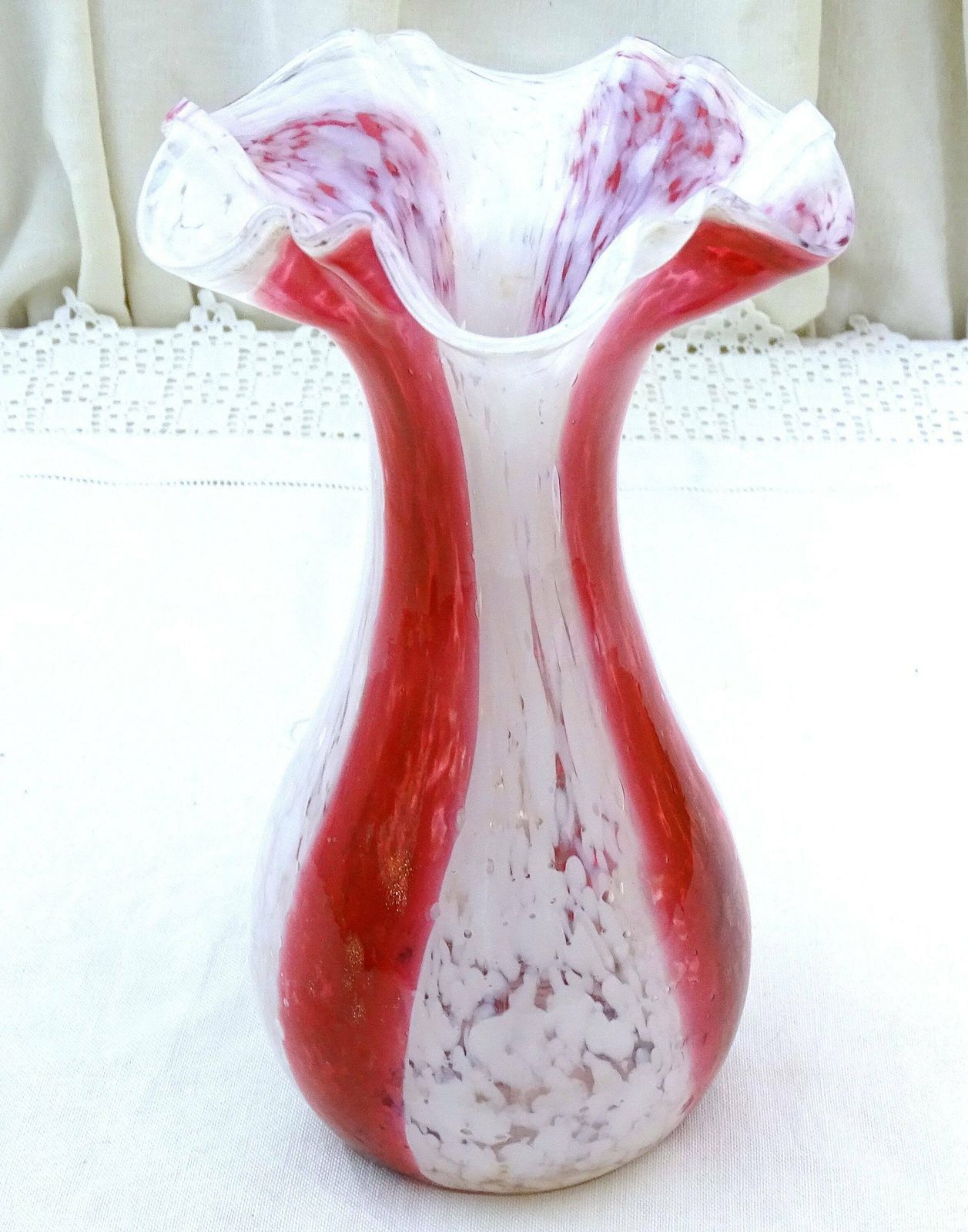 Grote Vintage Kunstglazen Vaas In Murano Stijl, Met Patroon Van Strepen En Spikkels In Wit En Rood Met Gouden Vlekjes – Retro Bloemenvaas photo for sale