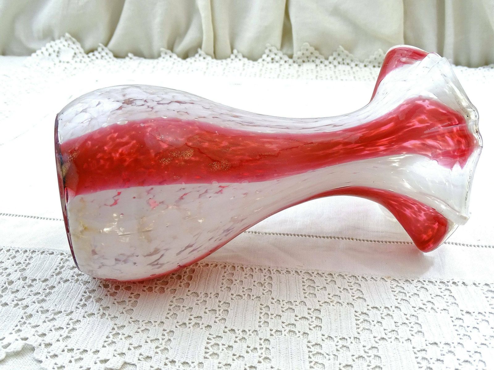 Grote Vintage Kunstglazen Vaas In Murano Stijl, Met Patroon Van Strepen En Spikkels In Wit En Rood Met Gouden Vlekjes – Retro Bloemenvaas photo vinterior