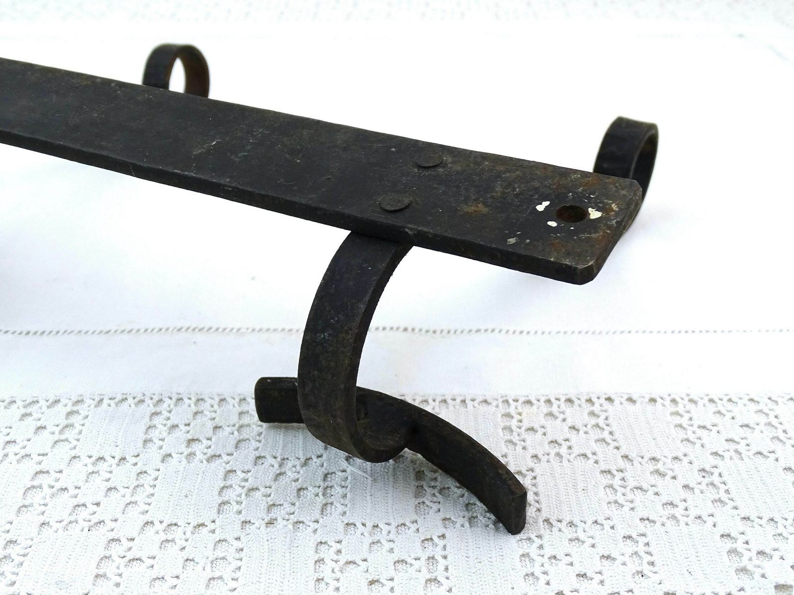 Vintage Franse Gesmeed Metalen Kapstok Voor Wandmontage Met 2 Haken En Gestructureerd Oppervlak, Retro Kledingopberger Uit Frankrijk, Smeedwerk photo buy