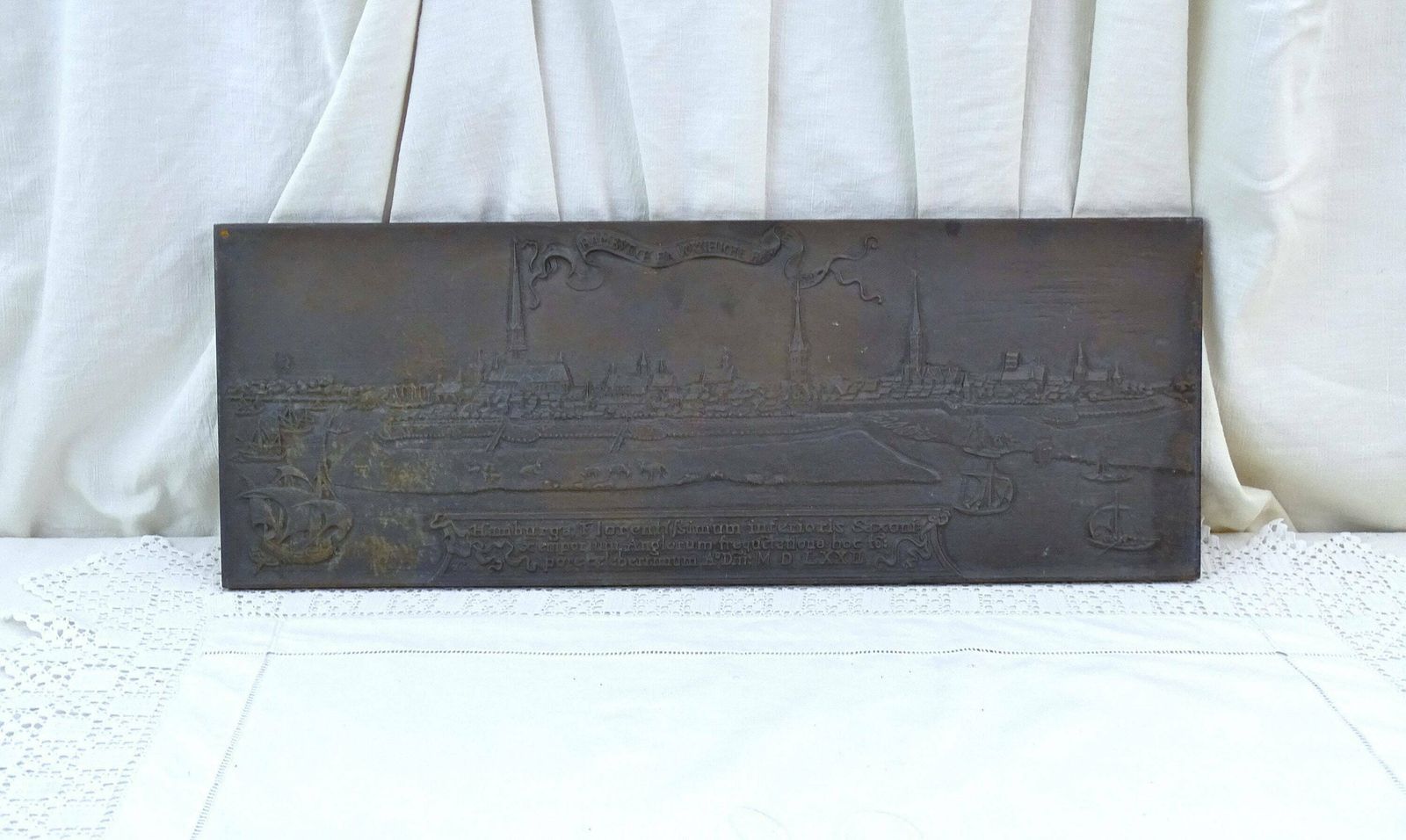 Groot Antiek Duits Gietijzeren Wandrelief Van Ahlmann Carlshütte Fondery, Met Afbeelding Van De Kaart Van Hamburg Uit 1572 – Vintage Metalen Middeleeuwse Stadskaart photo furniture