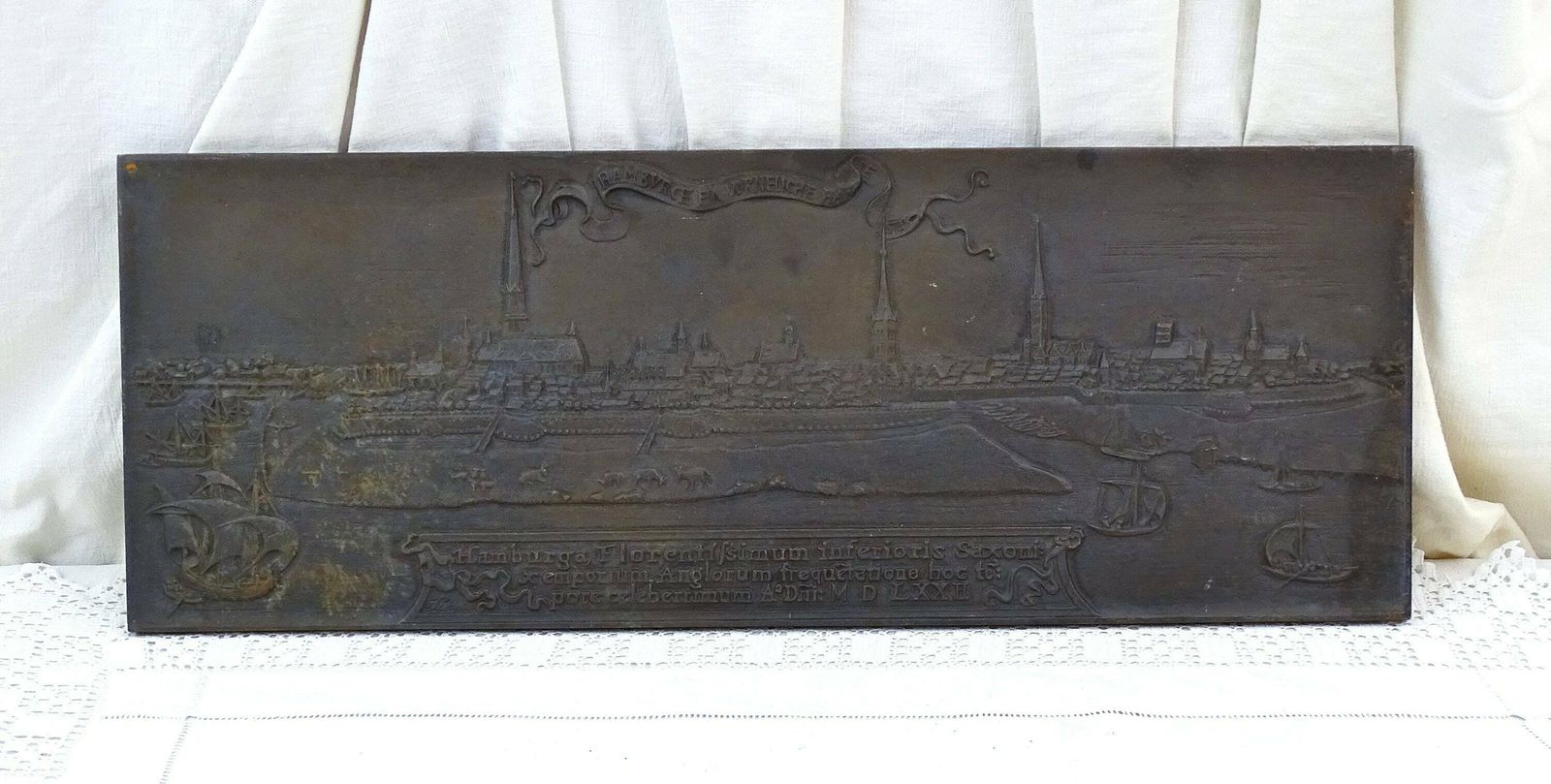 Groot Antiek Duits Gietijzeren Wandrelief Van Ahlmann Carlshütte Fondery, Met Afbeelding Van De Kaart Van Hamburg Uit 1572 – Vintage Metalen Middeleeuwse Stadskaart photo 164.0