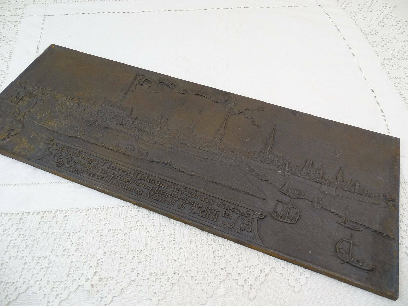 Groot Antiek Duits Gietijzeren Wandrelief Van Ahlmann Carlshütte Fondery, Met Afbeelding Van De Kaart Van Hamburg Uit 1572 – Vintage Metalen Middeleeuwse Stadskaart photo vinterior
