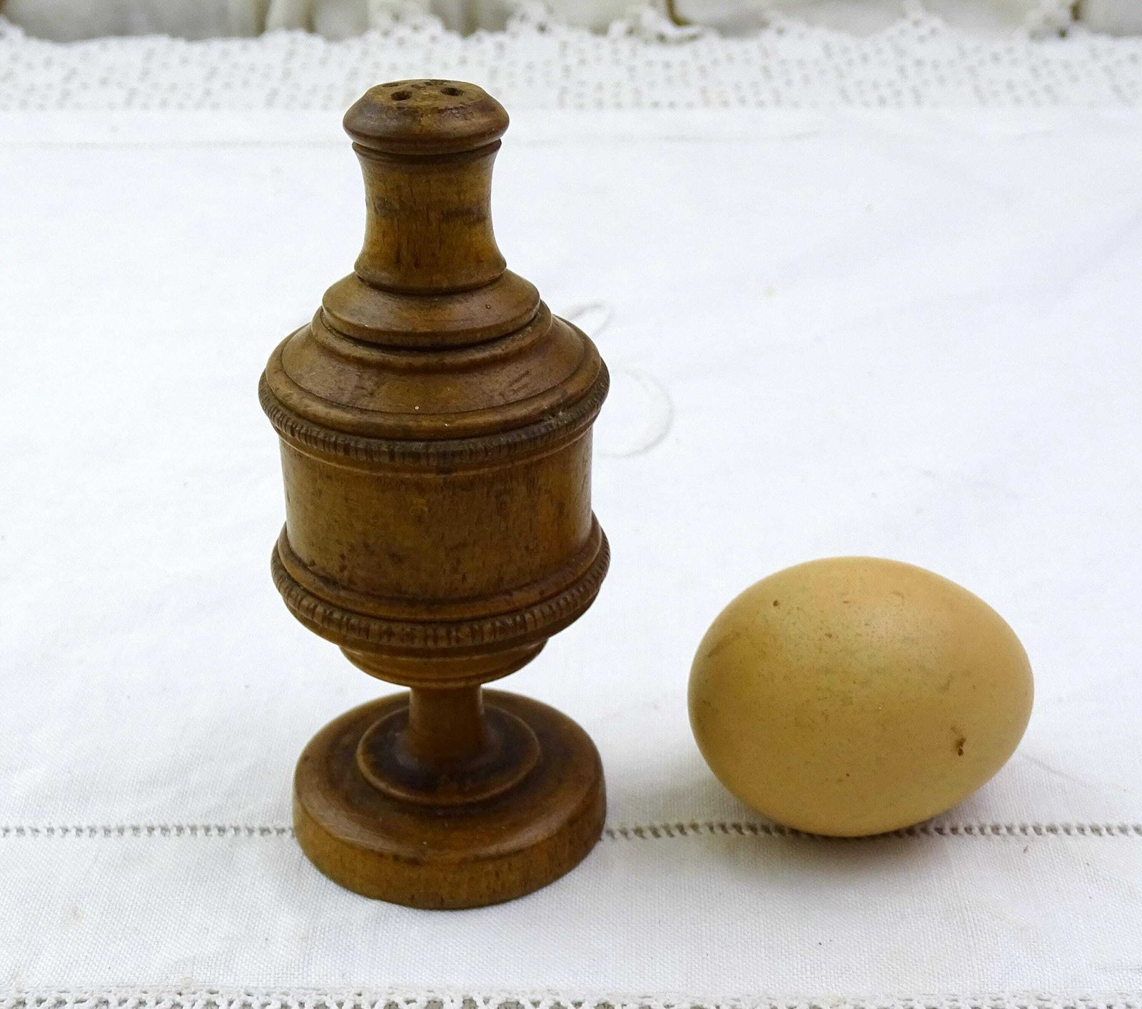 Antiek Frans Houten Poederschudder Op Voetje, 18e Eeuw – Retro Primitief Treen Object Uit Frankrijk, Volkskunst photo vinterior