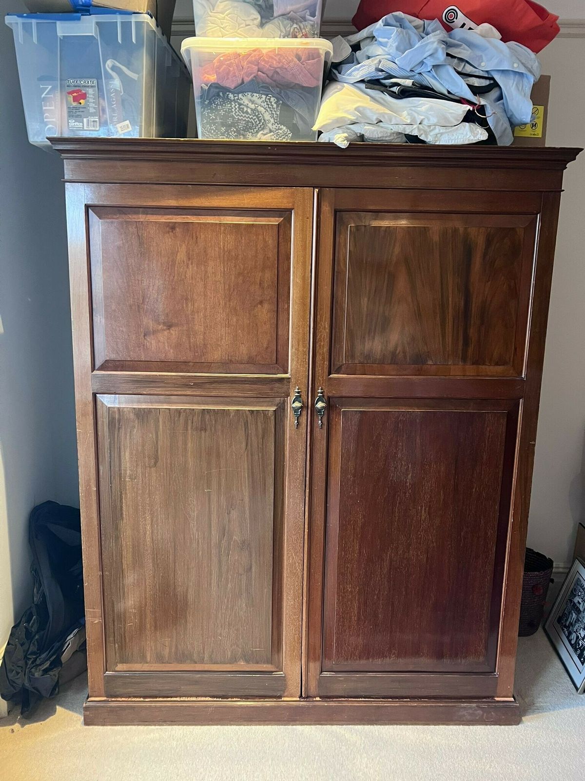 Elegant Early 20th Century Mahogany Gentleman's Wardrobe