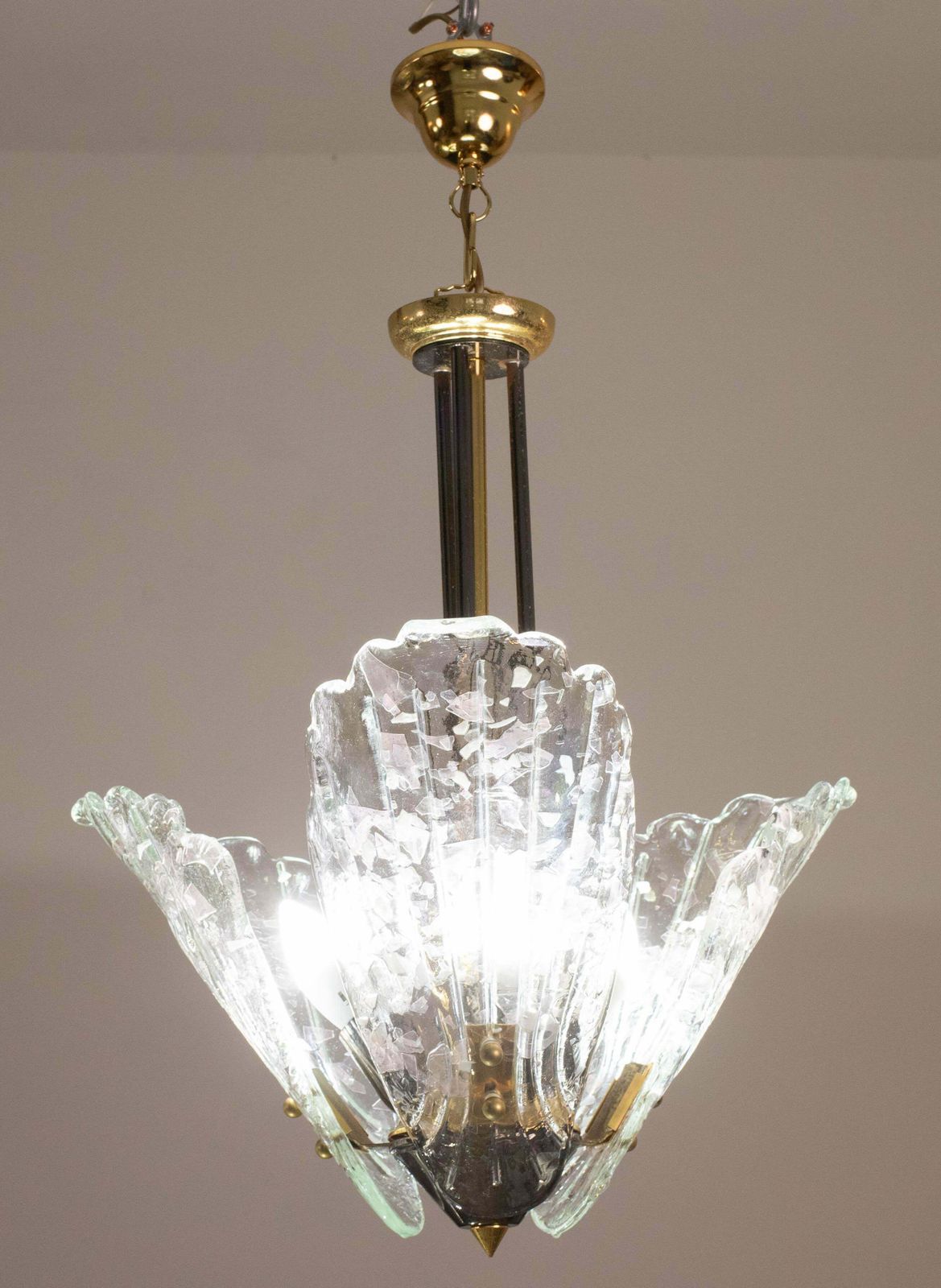 photo furniture Elegant Murano Chandelier With 3 Leaves Iridescent In Murano Glass