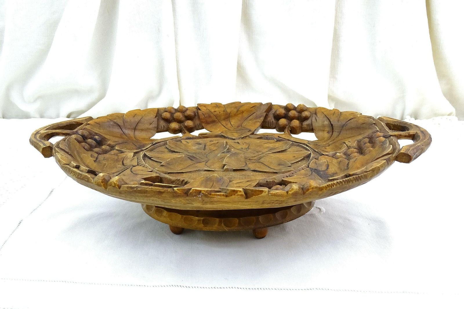 Vintage Zwitserse Muzikale Houten Fruitschaal Met Gesneden Wijnblad  En Druivenmotief – Emmenthalerlied Brienzerburli, Muziekdoos Uit Zwitserland photo Woonaccessoires