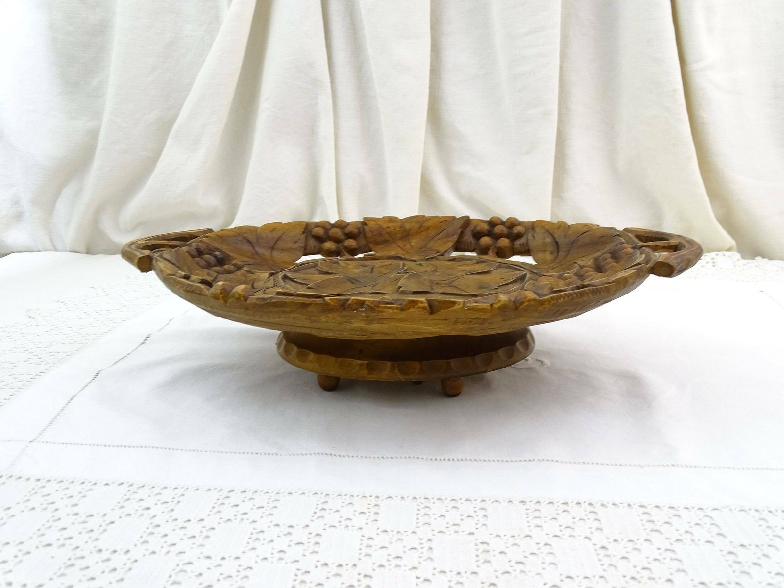 Vintage Swiss Musical Carved Wooden Fruit Dish With Vine Leaf And Grape Pattern Emmenthalerlied Brienzerburli, Music Box From Switzerland photo vinterior