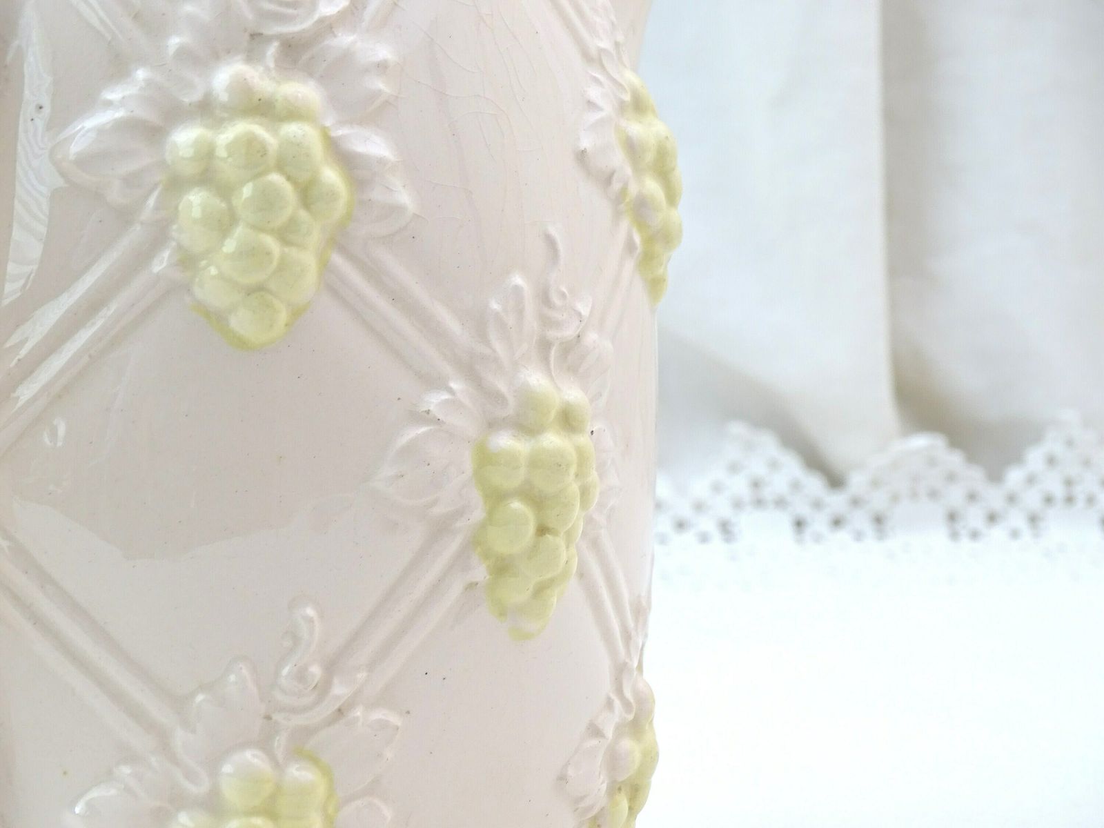 Antieke Franse Majolica Kan Van Digoin In Lichtroze En Geel Met Druivenpatroon – Vintage Decoratief Aardewerk Uit Frankrijk photo 67.0