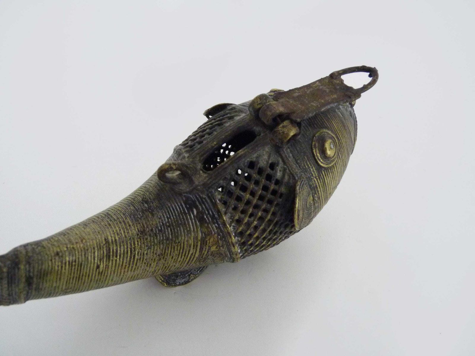 Wierookbrander, Dhokra messing viswierookbrander India. 19e eeuw photo vintage