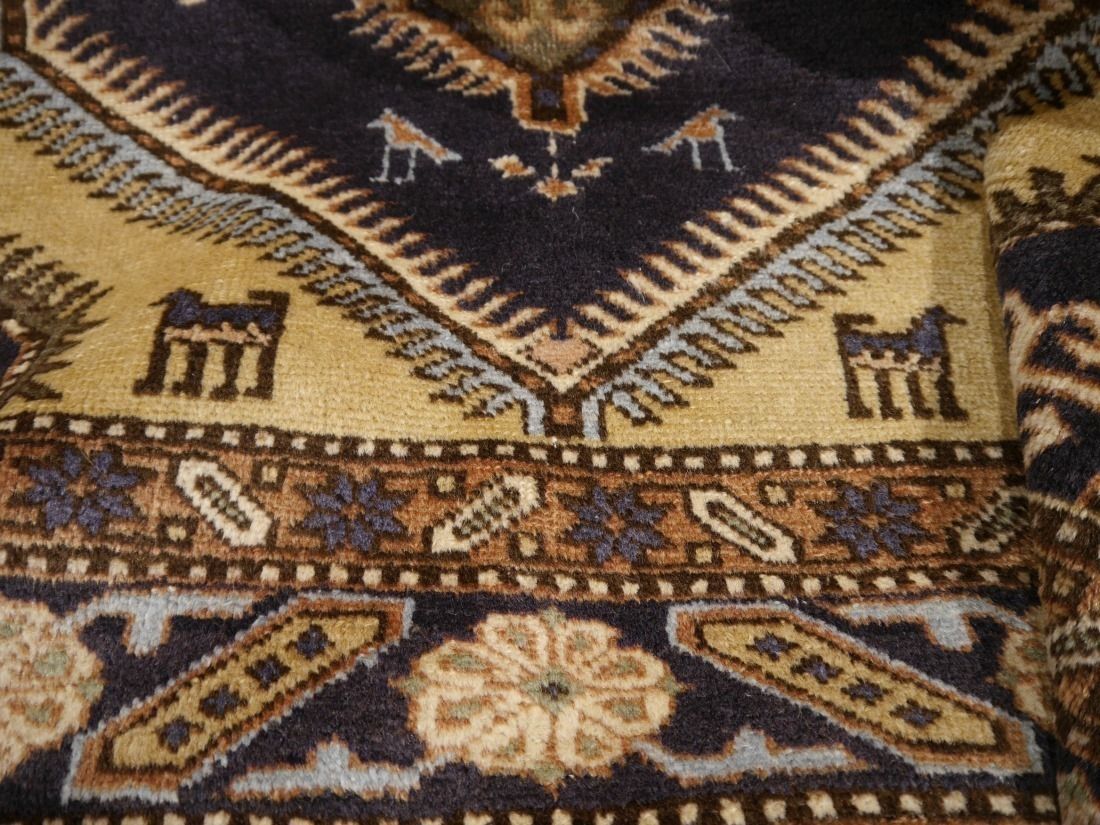 photo vintage Vintage Rug Hand Knotted Wool 6.9 X 4.3 Ft / 209 X 131 Cm