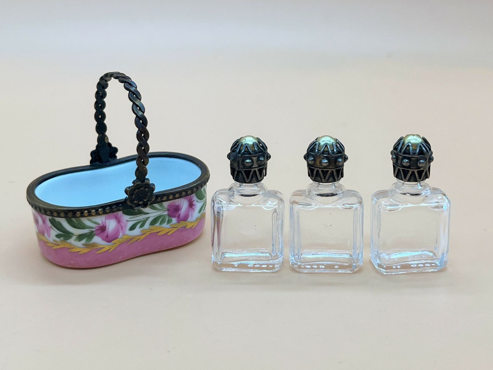 Peint Main Limoges Porcelain Floral Basket With 3 Internal Glass Perfume Bottles. photo furniture