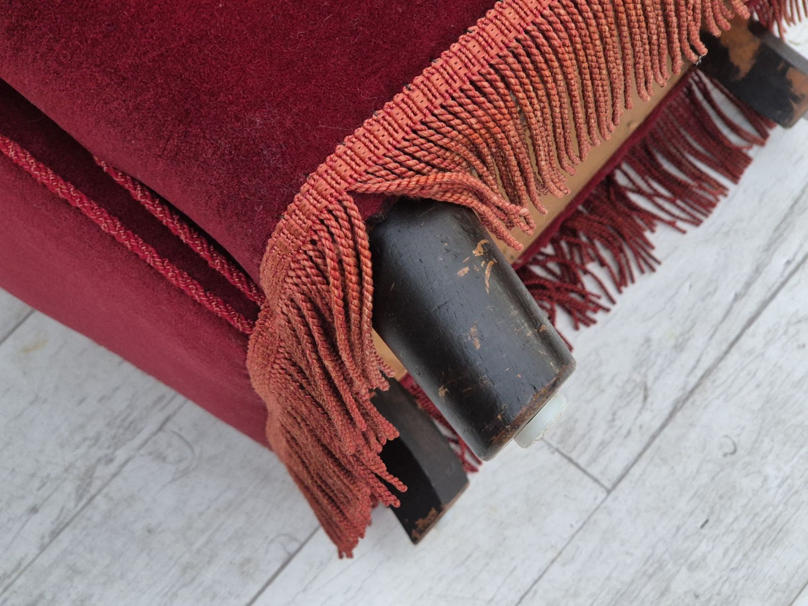 photo vintage Ca. Jaren 1960, Deense Fauteuil, Ongerestaureerde Staat, Kersrood Meubelvelours.