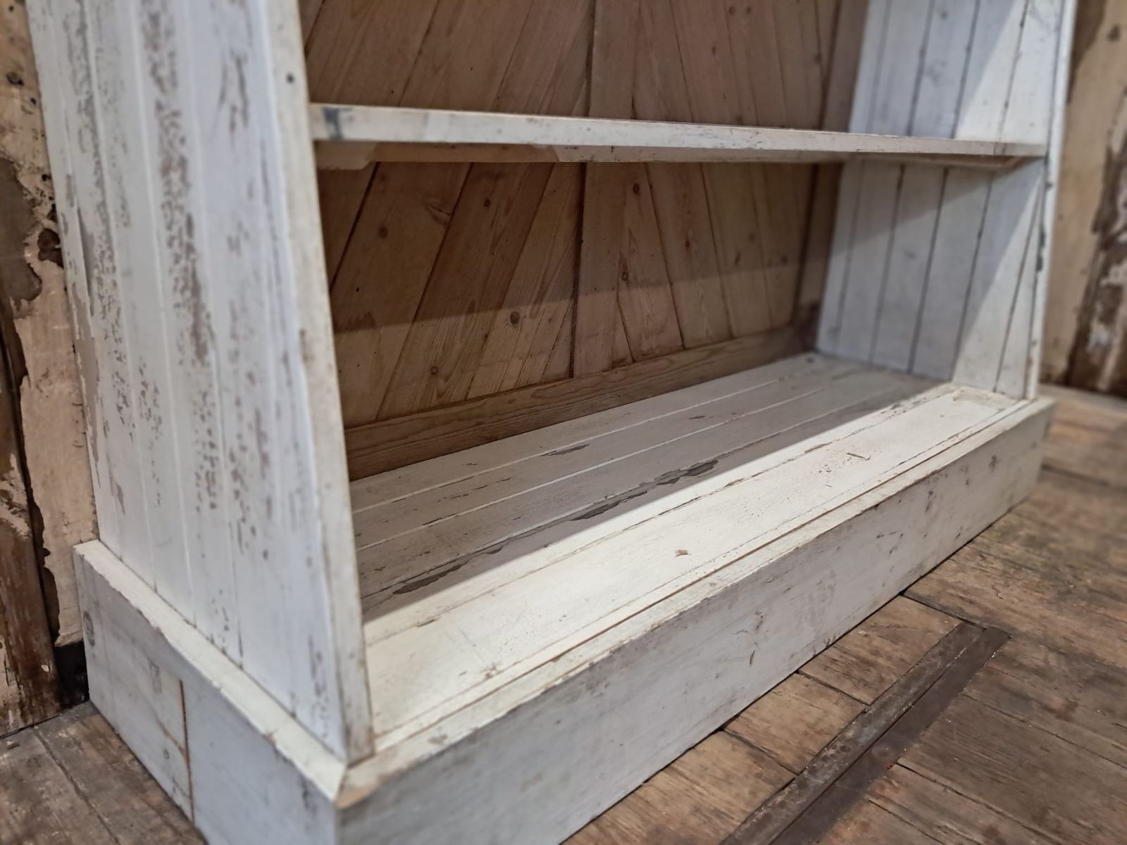 Rustic Shelving Unit photo vinterior