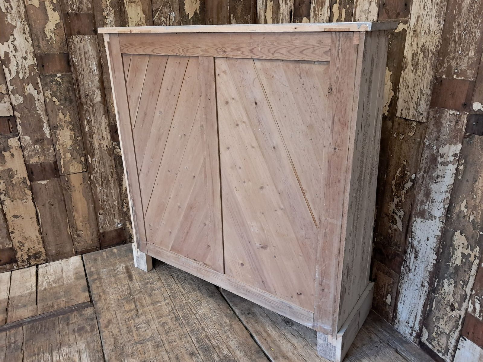 photo vintage Rustic Shelving Unit