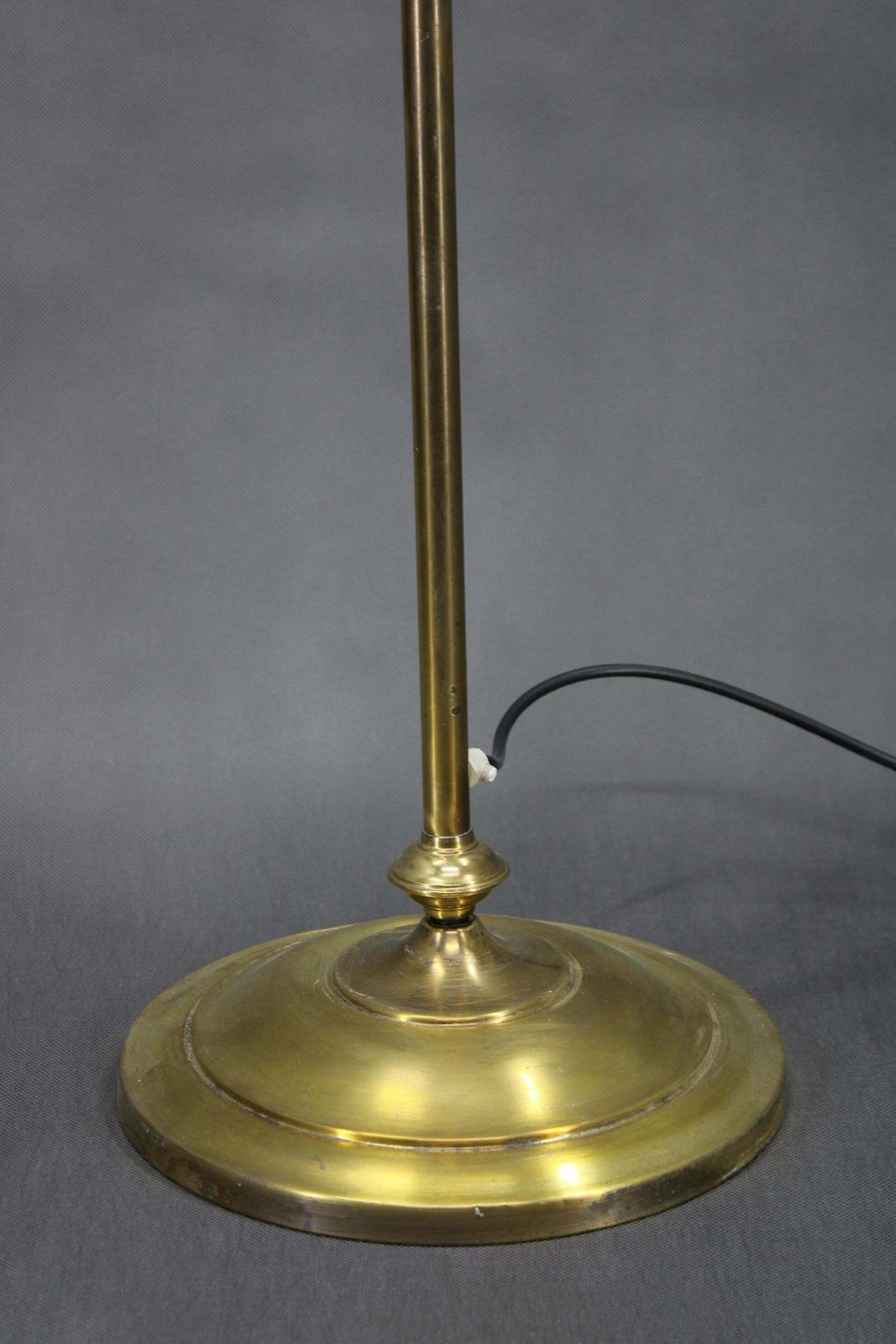 Gerestaureerde messing vloerlamp met glazen kap, ca. jaren 1940 photo 874.0