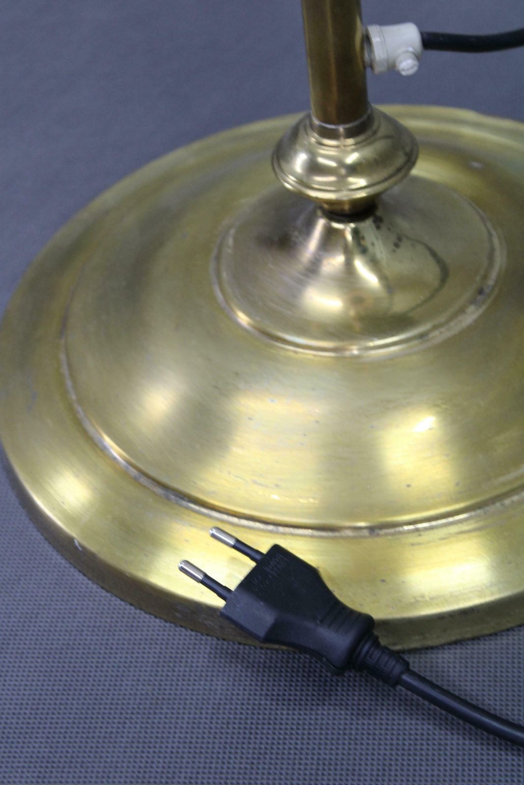 Gerestaureerde messing vloerlamp met glazen kap, ca. jaren 1940 photo buy