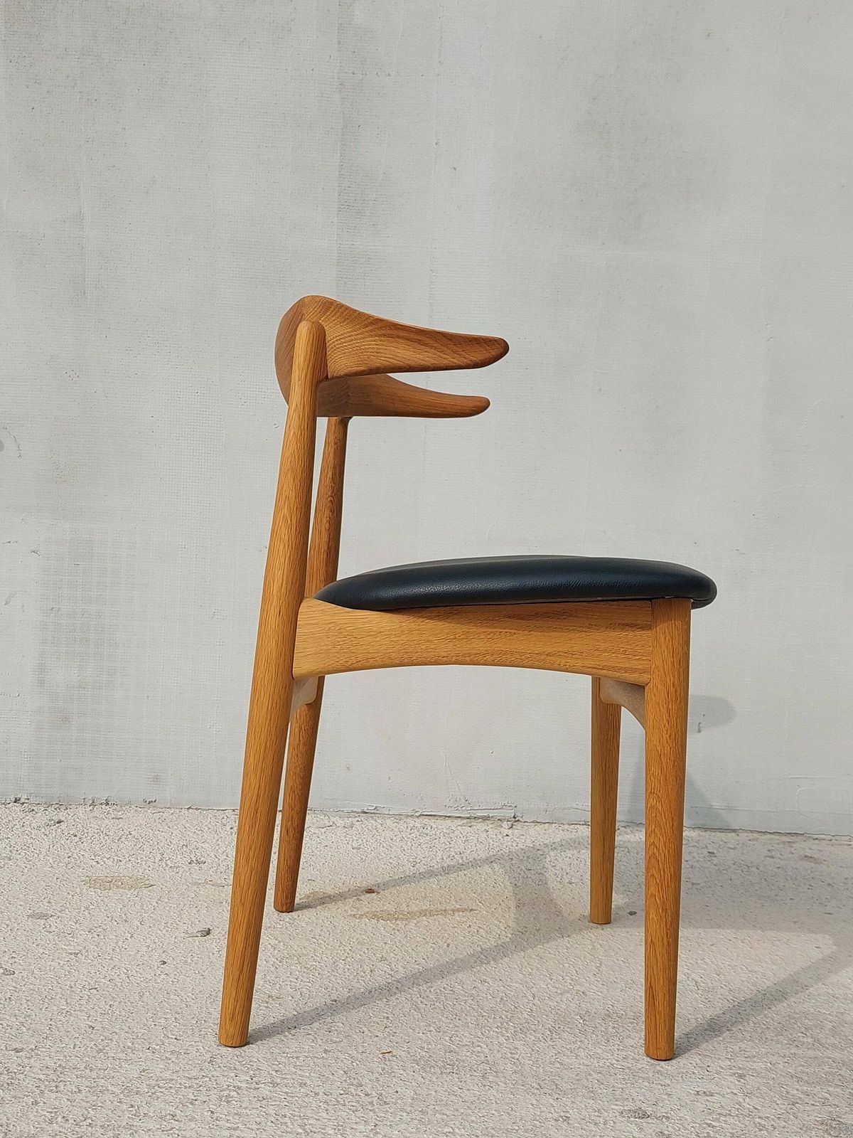 photo furniture Cow Horn Chair / Cow Horn / Designer Chair / Danish Furniture Design / Danish / Solid Oak / Black Prescott Leather / Knud Færch / 1969's