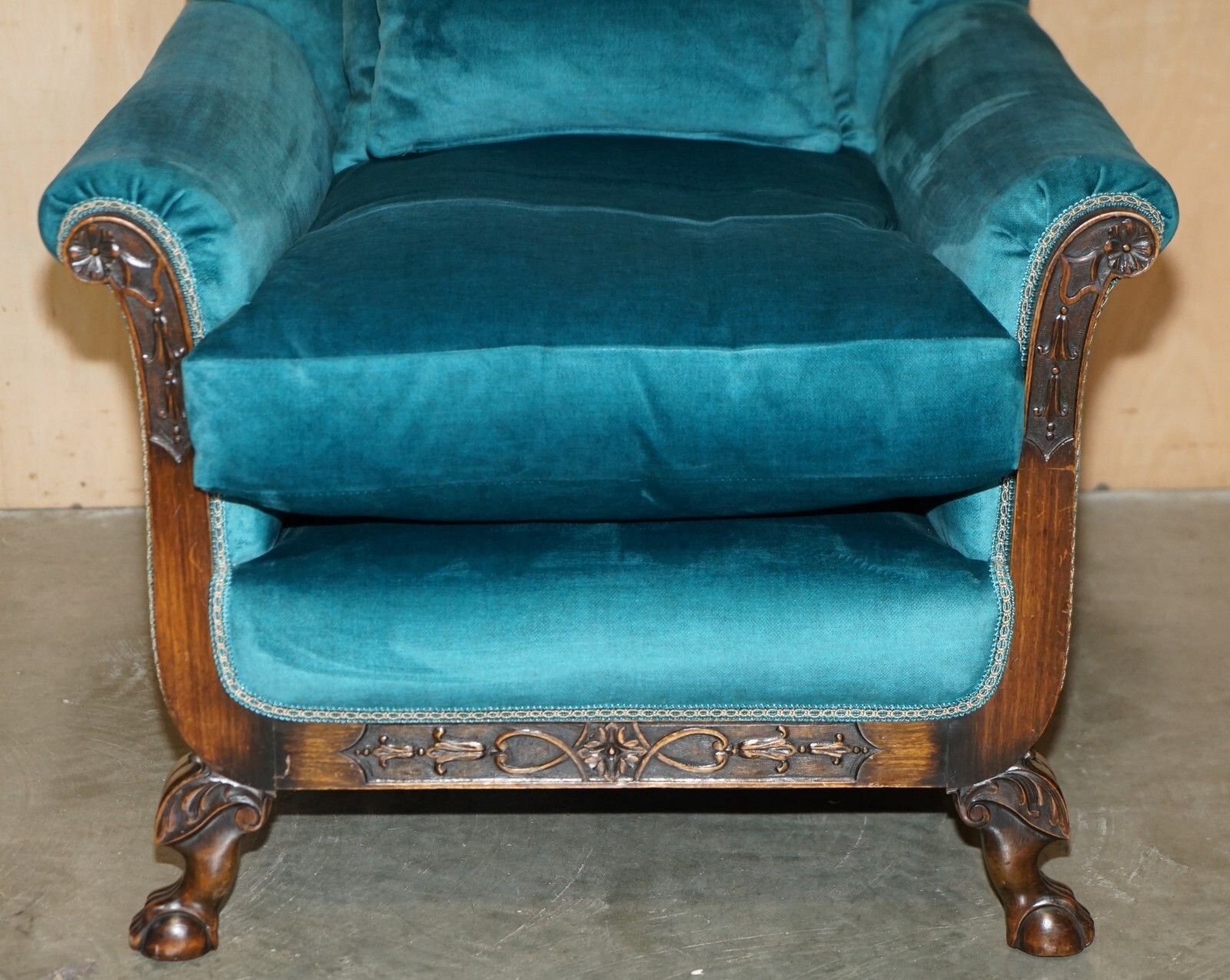 photo vintage Restored Antique Circa 1900 Blue Velvet Claw & Ball Feet Sofa & Armchair Suite