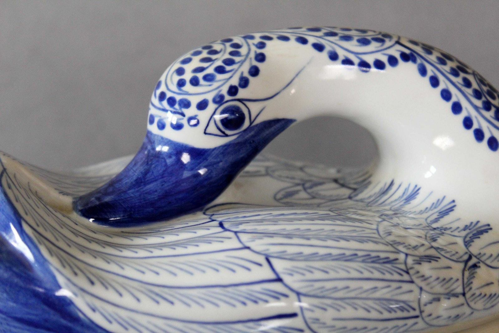 Grote Vintage Keramische Zwanen Terrine, Dierlijke Casserole, Schaal Met Deksel, Blauw En Wit, Vogelveren, Handgeschilderd, Landelijke Keukendecoratie photo furniture