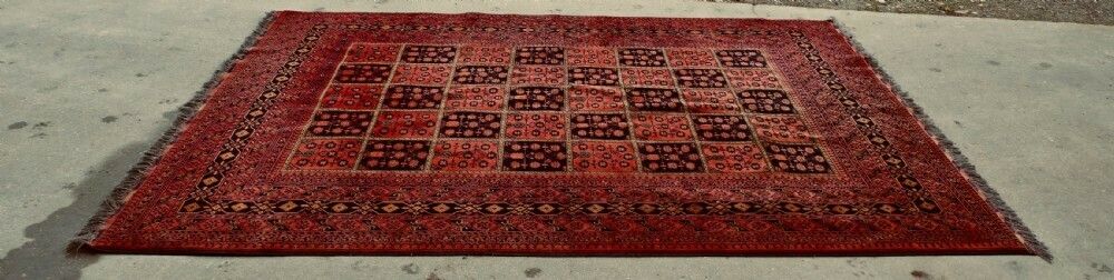 Large Vintage Traditional Pattern Wool Carpet photo furniture