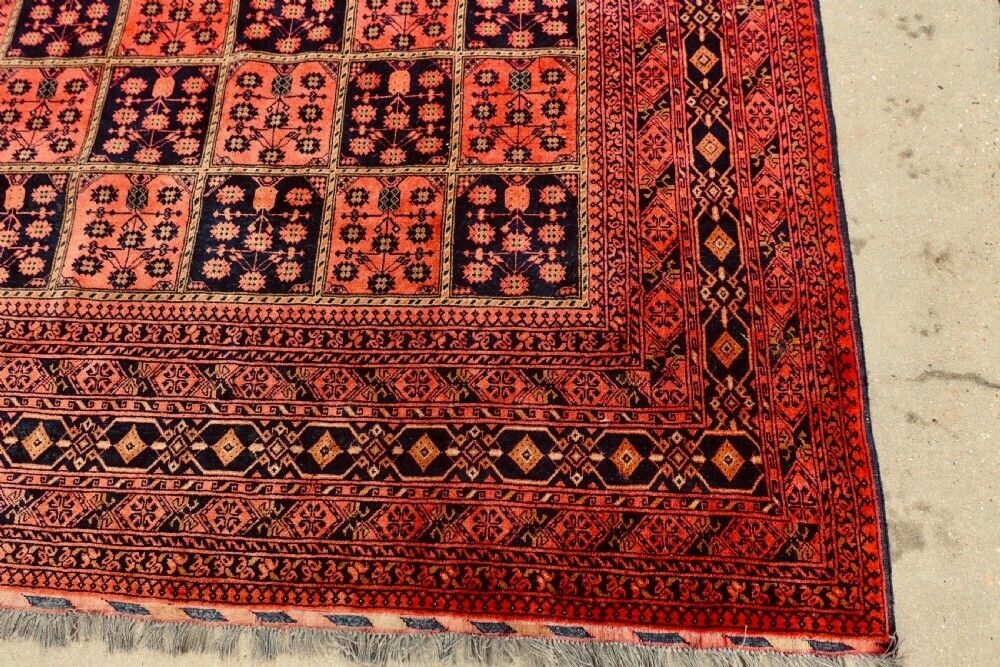 Large Vintage Traditional Pattern Wool Carpet photo vinterior