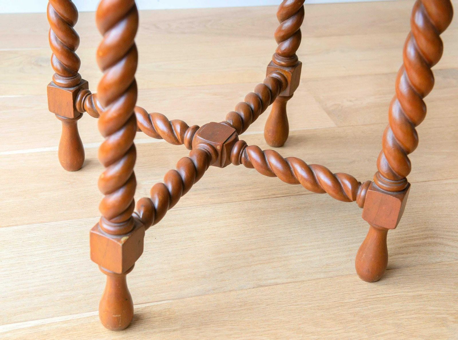 Antieke tafel met gedraaide poten en koperen tafelblad, grote salontafel, Barley Twist, gesneden houten bijzettafel, ronde art deco-tafel photo vinterior