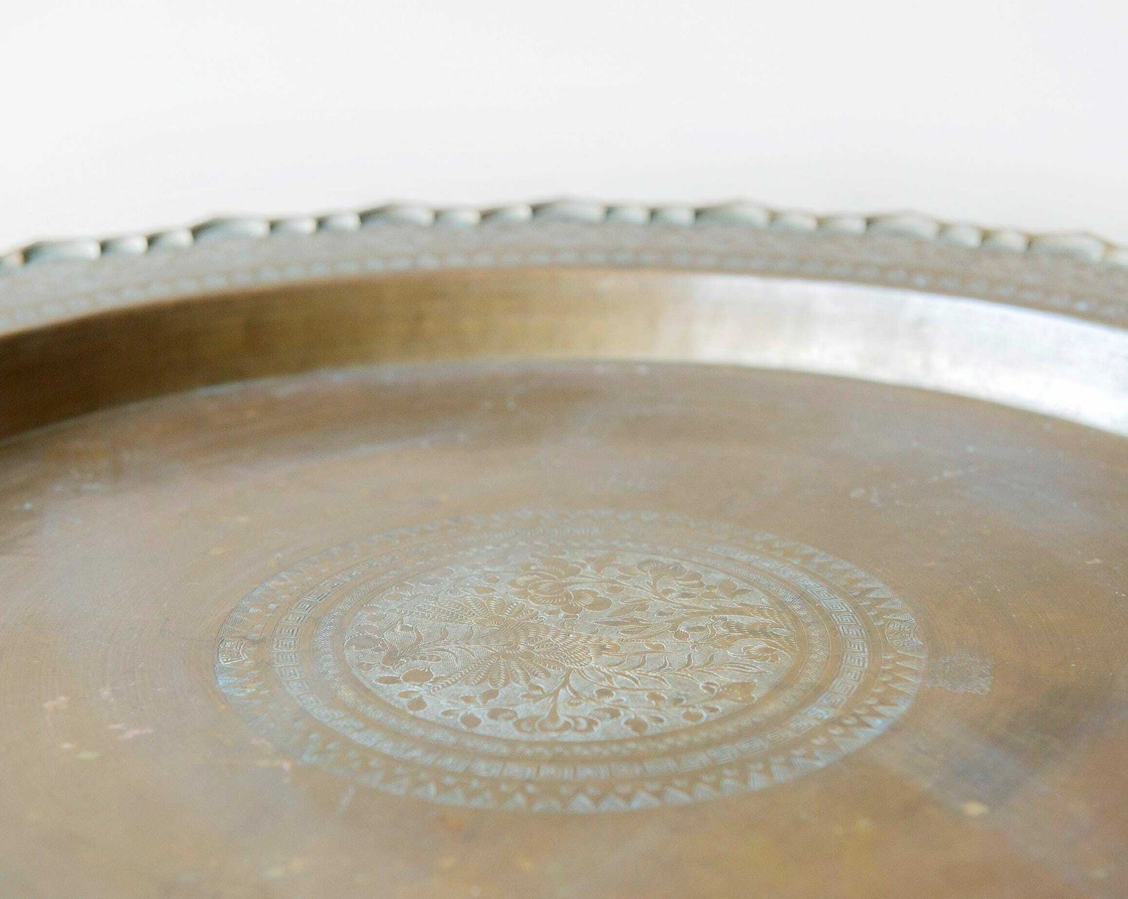 photo for sale Antieke Tafel Met Gedraaide Poten En Koperen Tafelblad, Grote Salontafel, Barley Twist, Gesneden Houten Bijzettafel, Ronde Art Deco Tafel