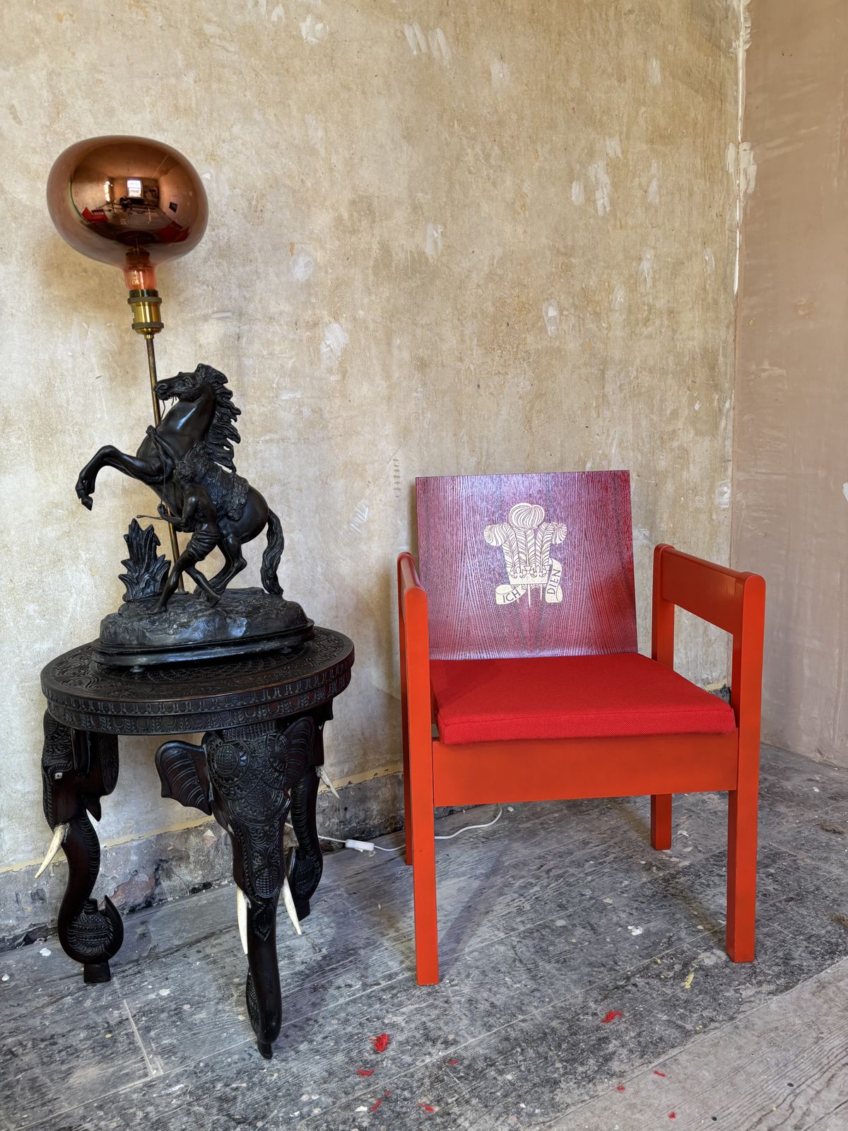photo vinterior Pair Of Prince Of Wales Investiture Chairs By Lord Snowden