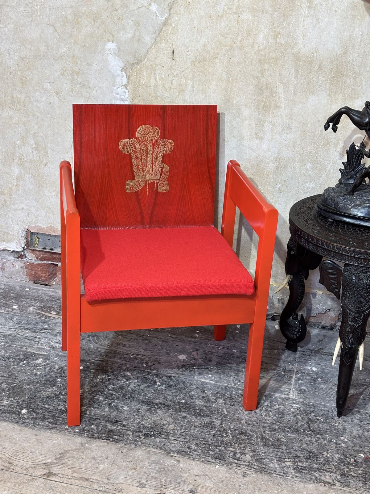 photo vintage Pair Of Prince Of Wales Investiture Chairs By Lord Snowden