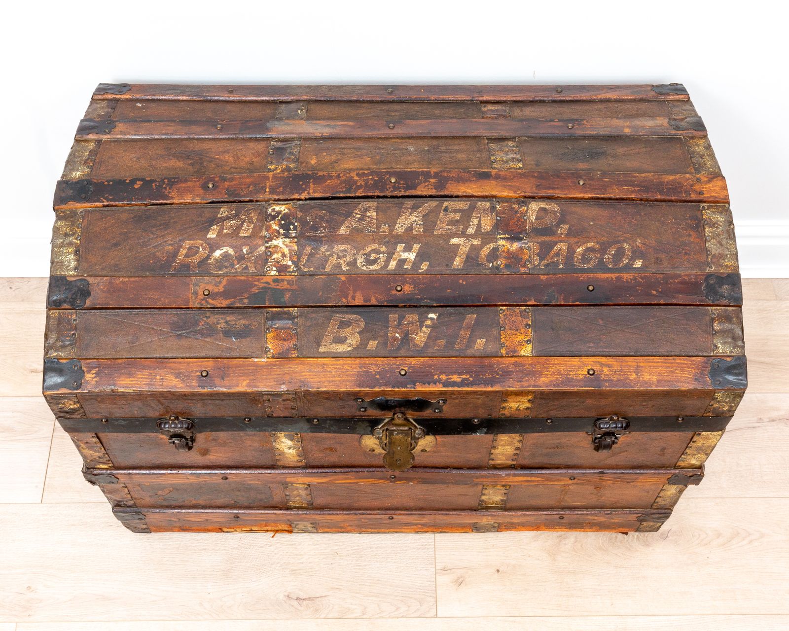 Victorian Leather Steamer Trunk Antiqu.E Domed Travelling Blanket Chest Travel Branded photo vinterior