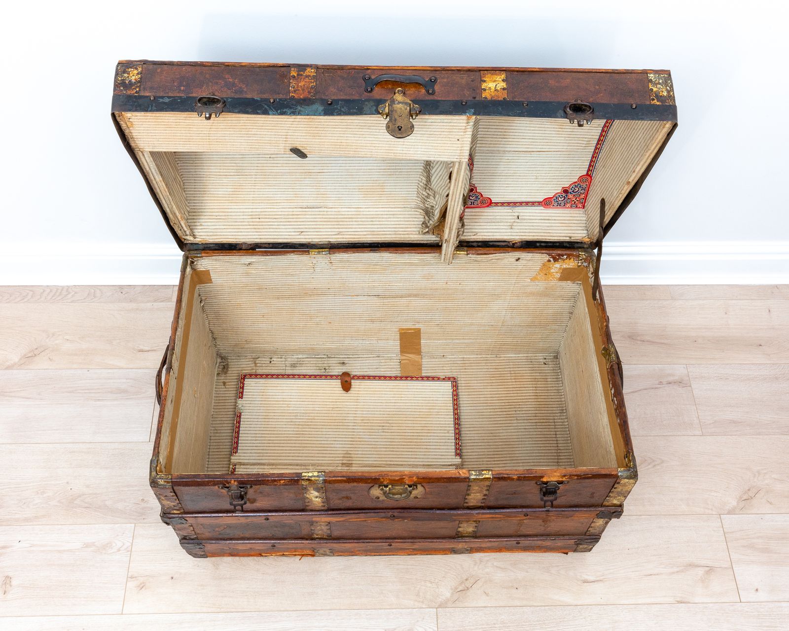 Furniture Victorian Leather Steamer Trunk Antiqu.E Domed Travelling Blanket Chest Travel Branded photo