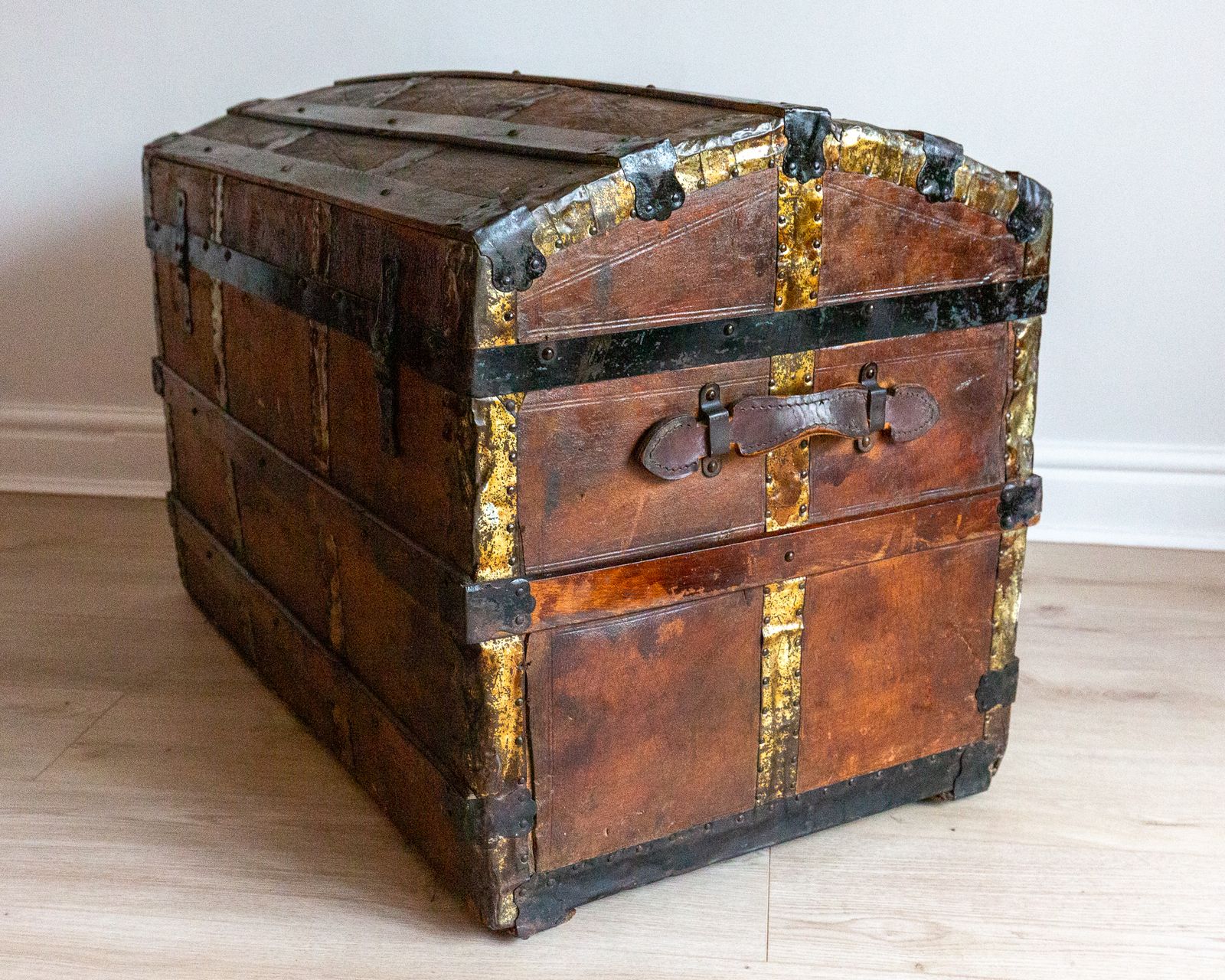 850.0 Victorian Leather Steamer Trunk Antiqu.E Domed Travelling Blanket Chest Travel Branded photo