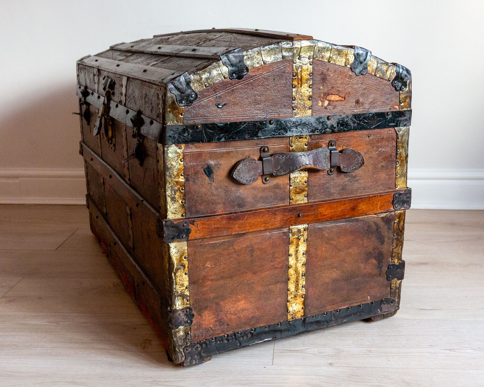 photo buy Victorian Leather Steamer Trunk Antiqu.E Domed Travelling Blanket Chest Travel Branded